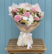 Букет цветов из:  Гвоздики, Орхидеи и Розы в Залукокоаже