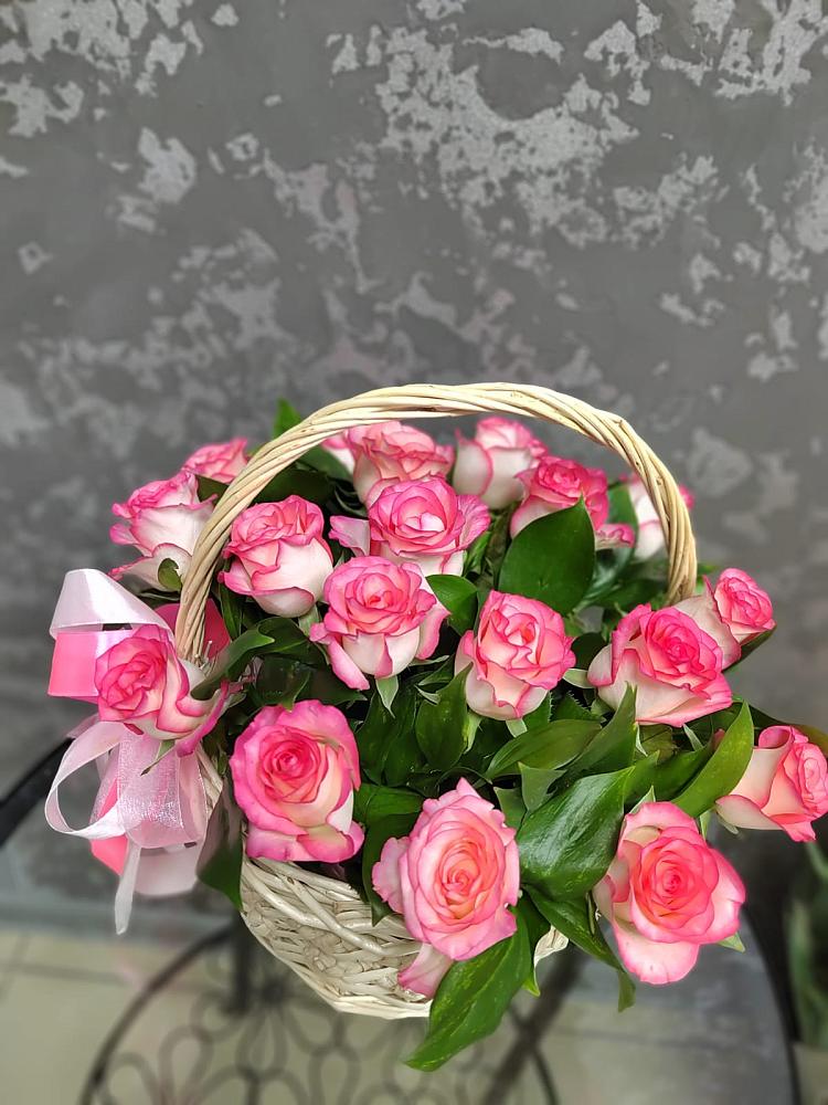 Цветочная композиция из Розы в корзине в Залукокоаже
