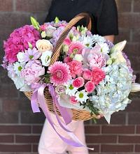 Цветочная композиция из Розы, Хризантемы, Пионы и Лизиантусы в корзине в Залукокоаже