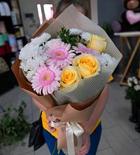 Букет цветов из:  Герберы, Розы и Хризантемы в Залукокоаже