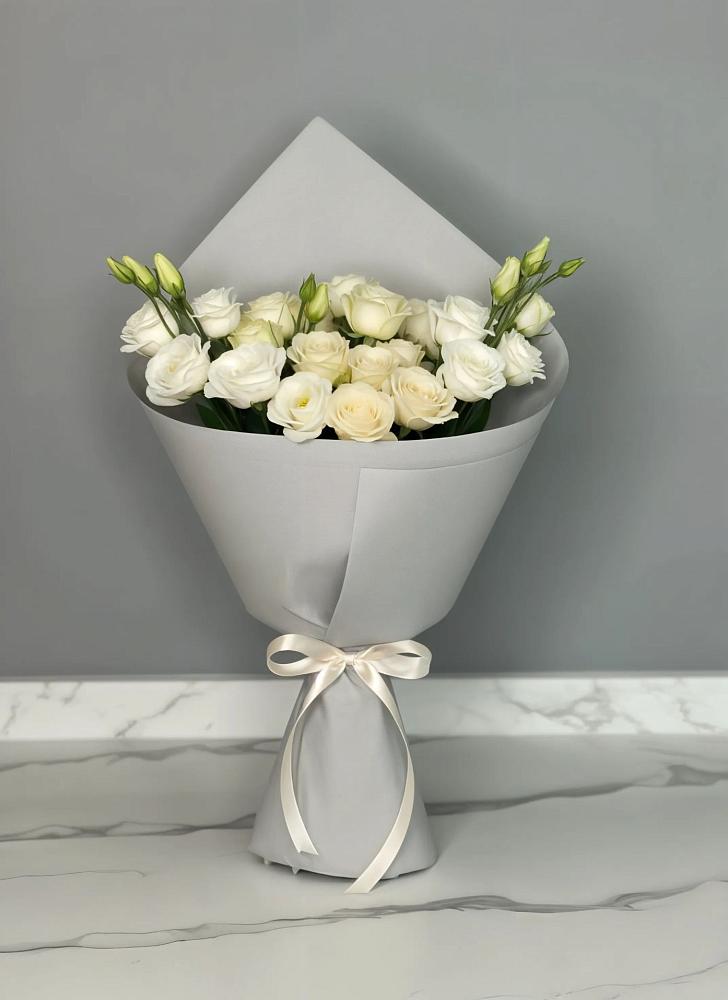 Букет цветов из: Розы и Лизиантусы в Залукокоаже