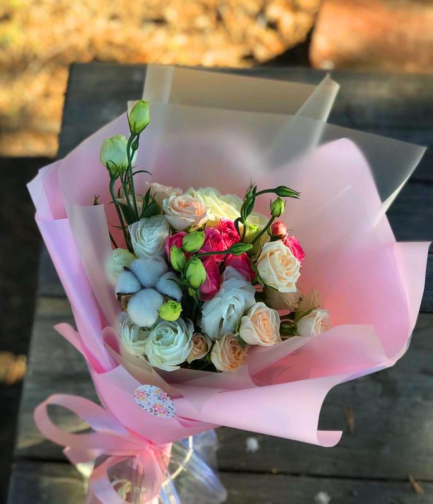 Букет цветов из: Розы и Лизиантусы в Залукокоаже