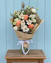 Букет цветов из:  Альстромерии, Лизиантусы, Розы и Хризантемы в Залукокоаже