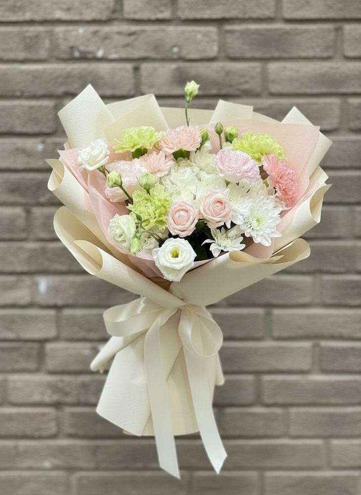 Букет цветов из: Гвоздики, Розы, Лизиантусы и Хризантемы в Залукокоаже