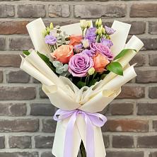 Букет цветов из:  Лизиантусы и Розы в Залукокоаже