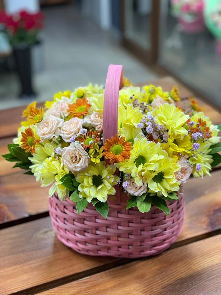 Цветочная композиция из Хризантемы и Розы в корзине в Залукокоаже