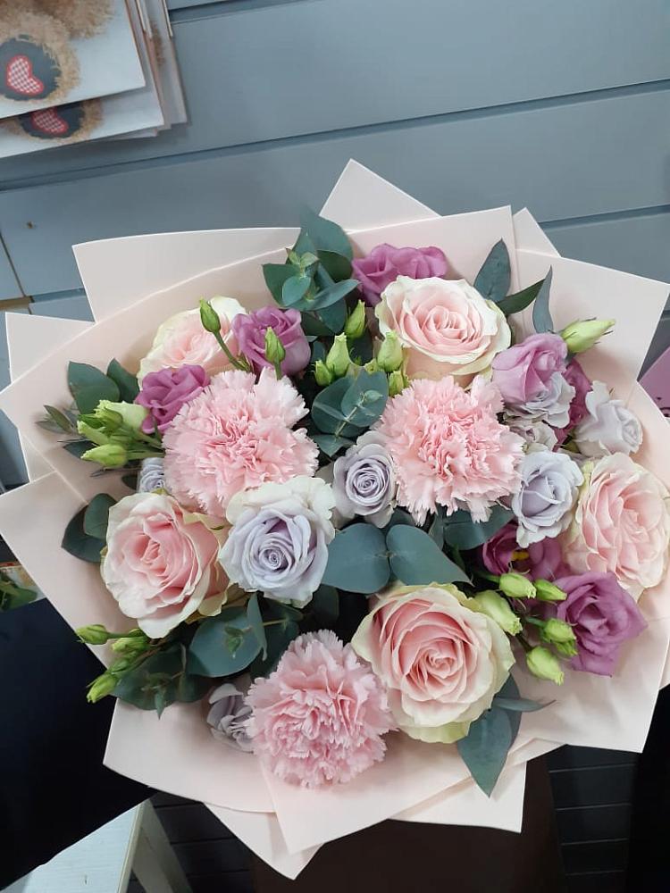 Букет цветов из: Розы, Гвоздики и Лизиантусы в Залукокоаже