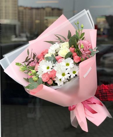 Букет цветов из: Розы, Лизиантусы и Хризантемы в Залукокоаже