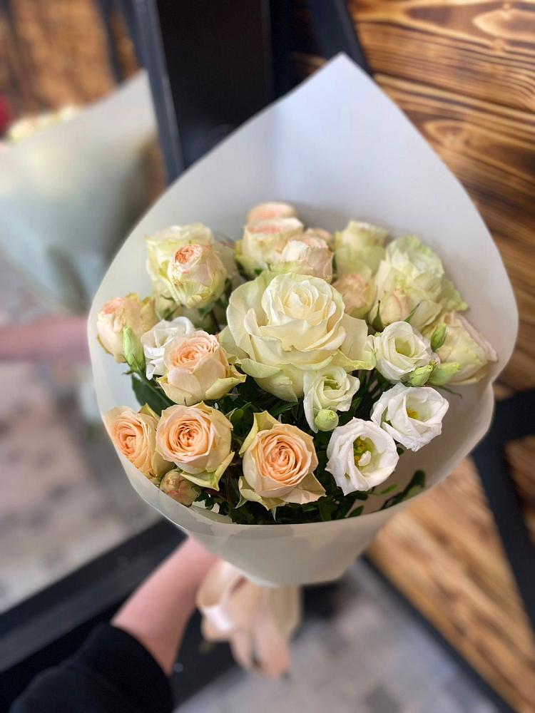 Букет цветов из: Розы и Лизиантусы в Залукокоаже